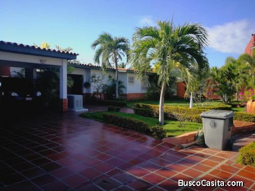 EN VENTA CASA EN LAS VILLAS