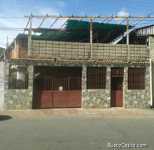 SKY GROUP Vende Casa en Barrio El Libertador Calle principal, Maracay Edo Aragua