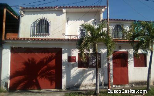 EN VENTA COMODA CASA DE DOS PISOS