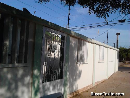Casa en esquina con 3 locales y casi amoblada