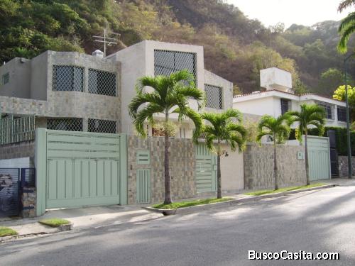 REMATO ESPECTACULAR QUINTA ACTUALIZADA CON GRAN TERRENO. URB. PRIVADA !!