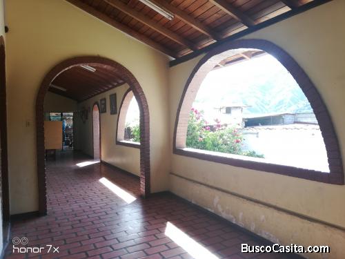 Se Vende amplia Casa, con 4 locales comerciales y extenso estacionamiento. Distrito Campo Elías - Mé