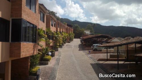 Sky Group Vende  Hermoso Town House Ubicado en la Urbanización Lomas del Este