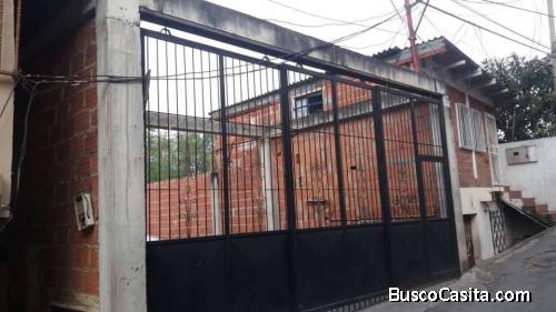 Venta de casa con estacionamiento