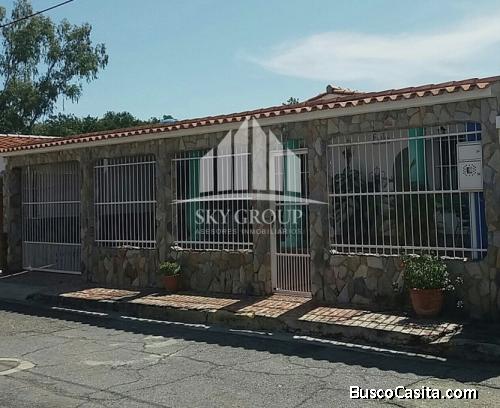 SKY GROUP Vende cómoda y espaciosa casa en la Urbanización Paraparal