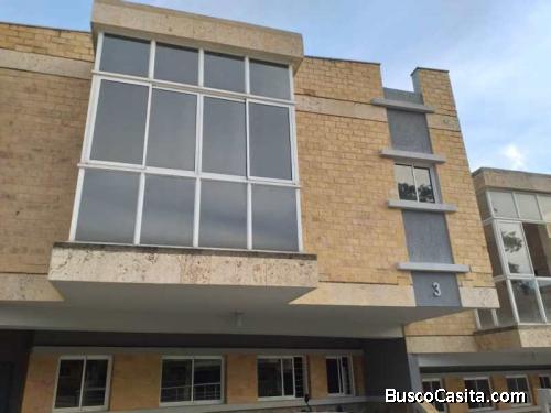 Townhouse en Venta Urb. Colinas de Guataparo, Valencia. VB19-16
