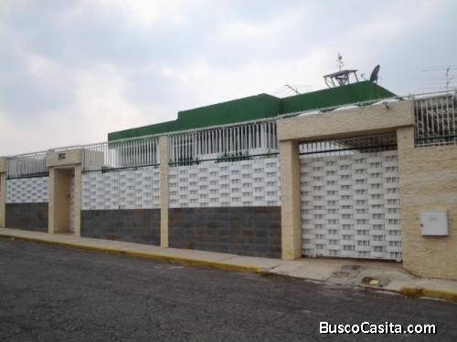 HERMOSA CASA DE TRES NIVELES EN CUMBRES DE CURUMO