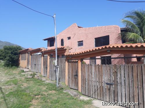 En venta: Casa de 2 pisos en el noreste de Margarita
