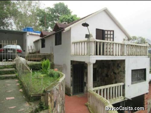CHALET EN VENTA EN URB LOS LAGOS LOS TEQUES