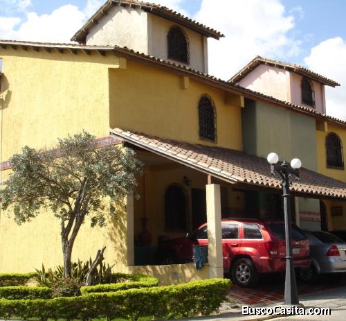 VENTA CASA REMODELADA URB AGUA MIEL