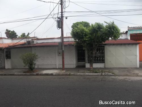 CASA CON LOCAL CALLE CARABOBO