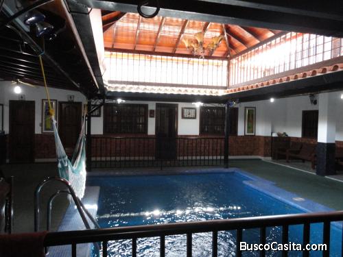 Vendo Hermosa casa en la Estancia de Macarapana, 2 Niveles, 5 cuartos, 7 banos Piscina