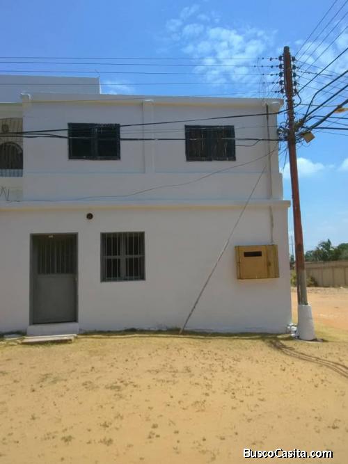 Casa 2 plantas, 2 hab, 2 baños, sala, cocina, 1 espacio para estacionar.
