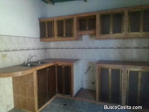 Casa confortable, segura toda en cerámica, ambiente tranquilo, buena, bonita y barata. No busque mas