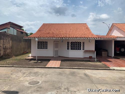 Vendo casa en urb. Los Maderos.