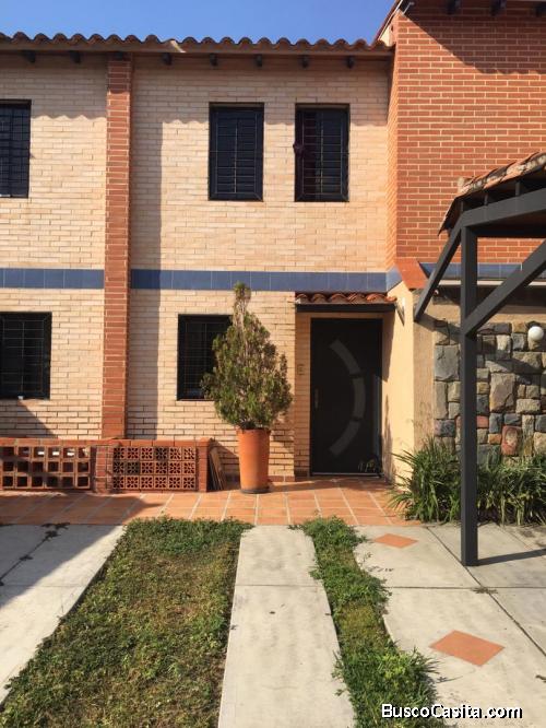SKY GROUP PLATINUM VENDE Town House en Tazajal