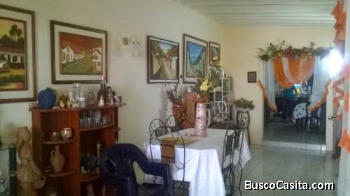 Vendo amplia casa, ubicada en Inés Romero