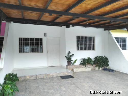 SKY GROUP PLATINUM VENDE Casa en Lomas de la Hacienda.