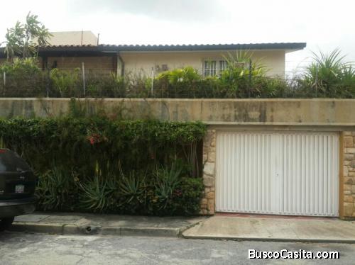 Se Vende hermosa casa, ubicada en El Marqués; en calle privada y con Vigilancia y vista de 180º..