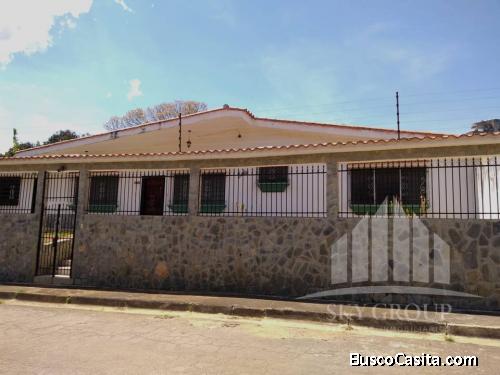 SKY GROUP PLATINUM VENDE Casa en Lomas del Este.