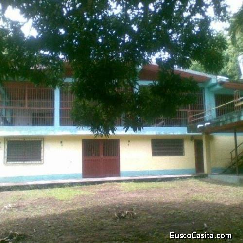 Casa de 2 pisos, 5 Habitaciones, 4 Baños 
