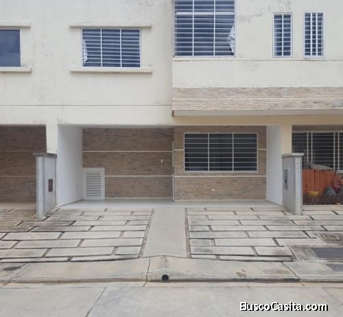 SKY GROUP PLATINUM VENDE TownHouse en Villa Sofía, San Diego