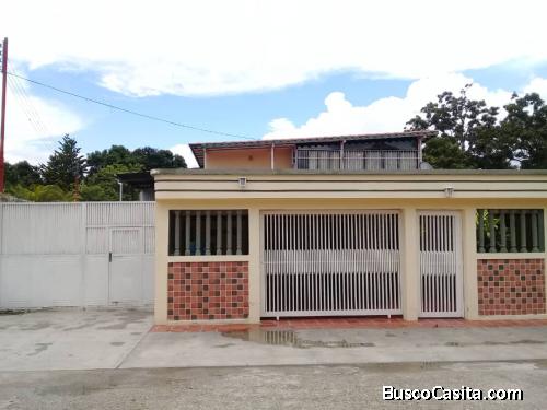 SKY GROUP PLATINUM VENDE Casa con galpón en El Toco, Guacara