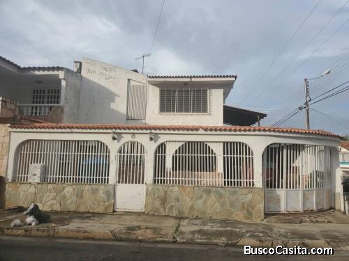 SKY GROUP PLATINUM VENDE Casa en La Esmeralda.