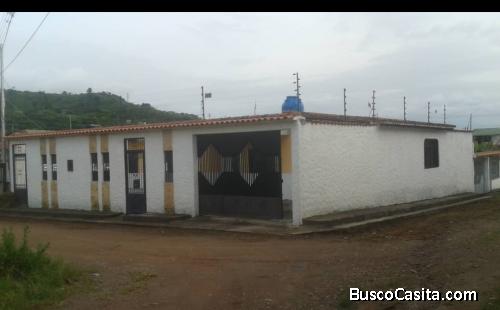 Cómoda casa tres habitaciones y amplio garaje a solo minutos de la ciudad 
