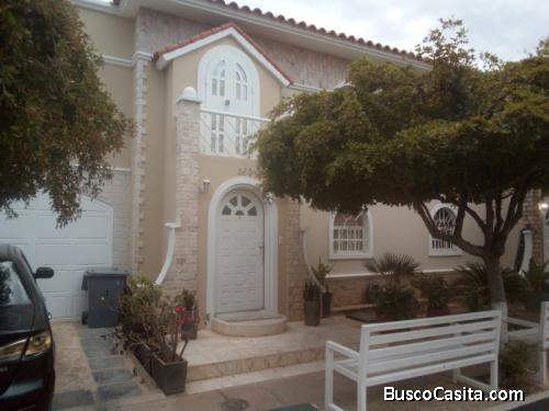Townhouse  VENTA  Villa Cerrada  Zona Norte 