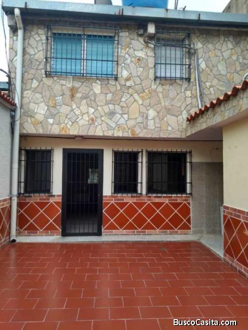 SKY GROUP Vende Town House en la Llovizna FOTH-254