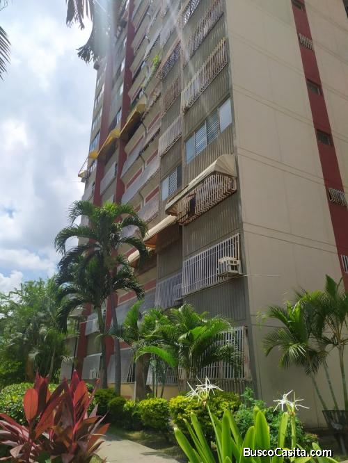  Vende cómodo y muy conservado apto. en Res Don Bosco, Urb. La Granja, al lado del C.C. La Granja