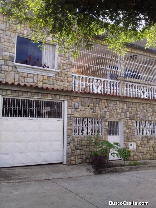 Casa amplia en cúa