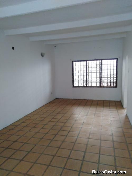 En venta casa al lado de Fundación Mendoza, en calle cerrada,.