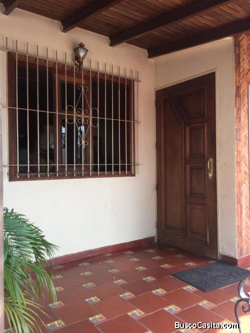 Casa quinta, ubicada en la Urb. los Pinos  