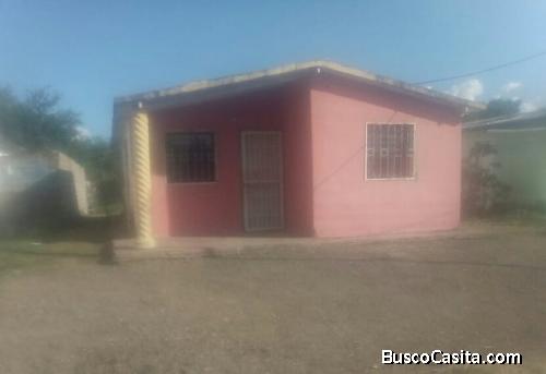 Se vende Casa Económica en Los Guayos c/ Material de Construcción