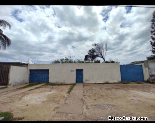 Amplia casa con terreno en av Rómulo Gallegos 