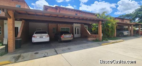 Se vende Townhouse semi amoblado en San Diego. Cód. 452448