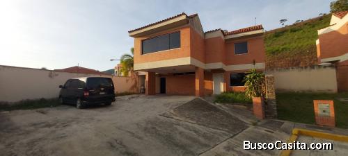 Vendo hermosa casa quinta en Lomas del Country Guataparo. Cód. 145828