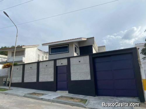 Se vende casa remodelada de 360m2 en el bosque. Cód. 146057