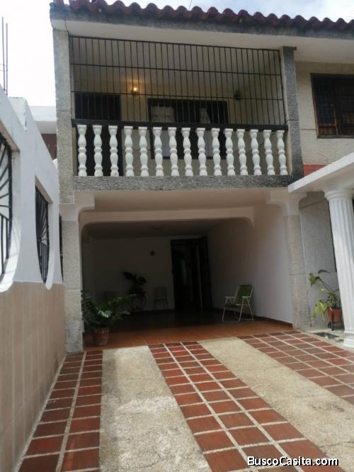 Vendo Casa en La Esmeralda San Diego Avenida Principal y Comercial.