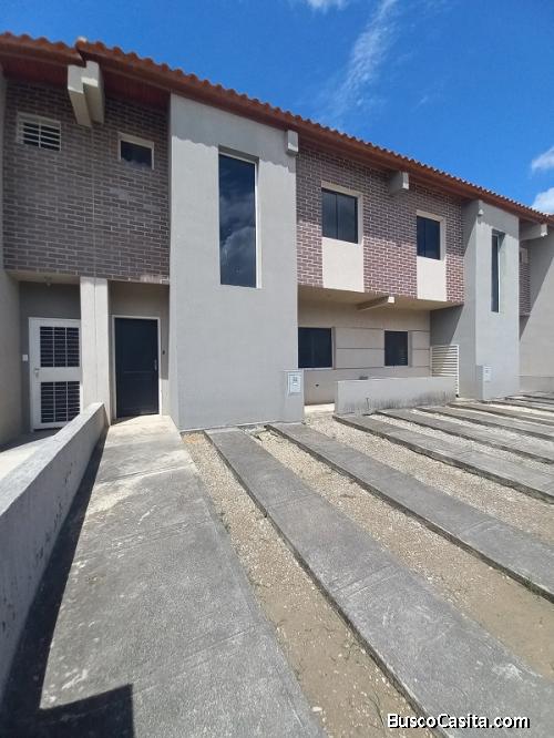 Vendo Town House a estrenar  en Urb La Mora Contacto Marilis Gil 04245552028