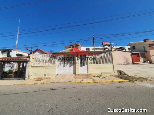 CASA EN VENTA EN AV 8 SANTA RITA MARACAIBO API 3998