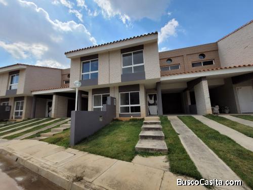 Rosaura Cortez Vende Townhouse En San Diego