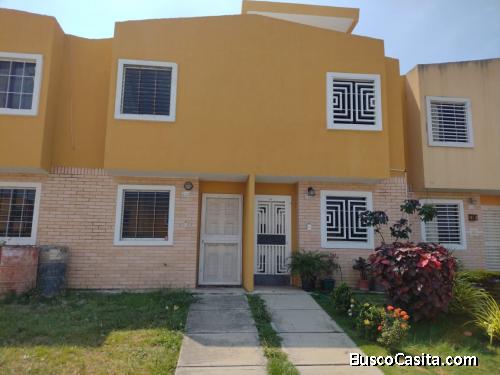 vendo Town House, Conjunto Residencial Tierra Clara, Parque Valencia.