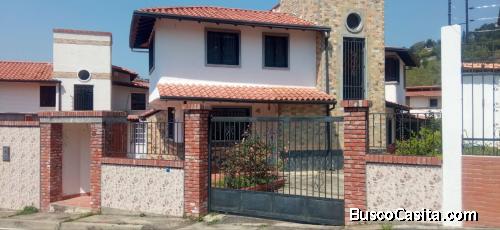 Vive en la exclusiva Urbanización Los Cortijos con esta hermosa casa en venta