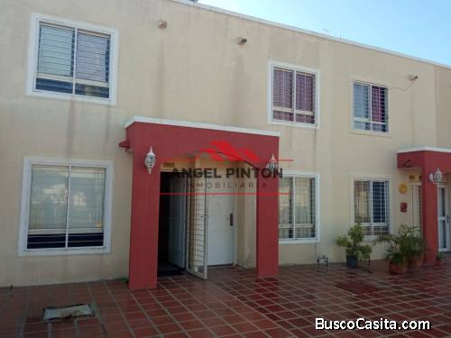 TOWNHOUSE EN VENTA EN CAMINOS A LA LAGUNITA MARACAIBO API 3596 ELIDA HERNANDEZ ANGEL PINTON FS T.W.