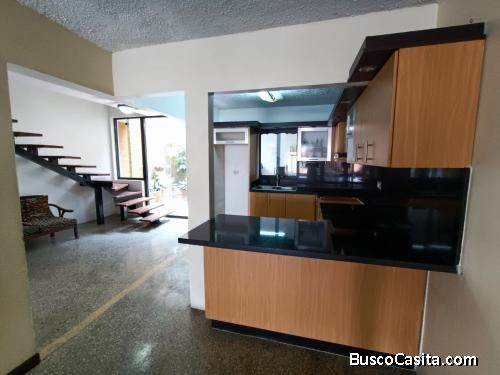 Bella casa de dos niveles en Urb Piedra Azul 