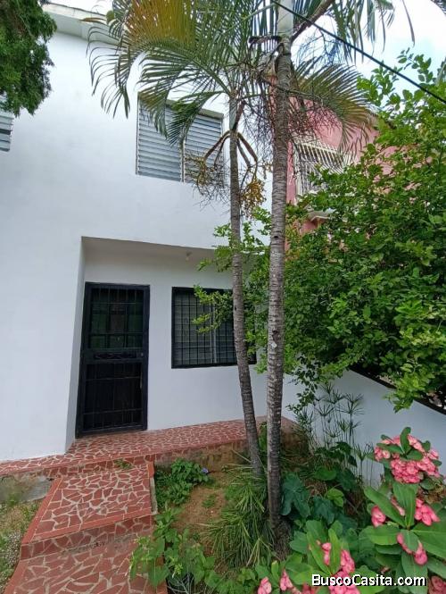 Casa de dos niveles en Urb La Puerta