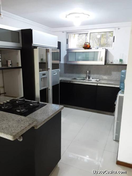 Bella casa de 4 Niveles en Colinas del Viento